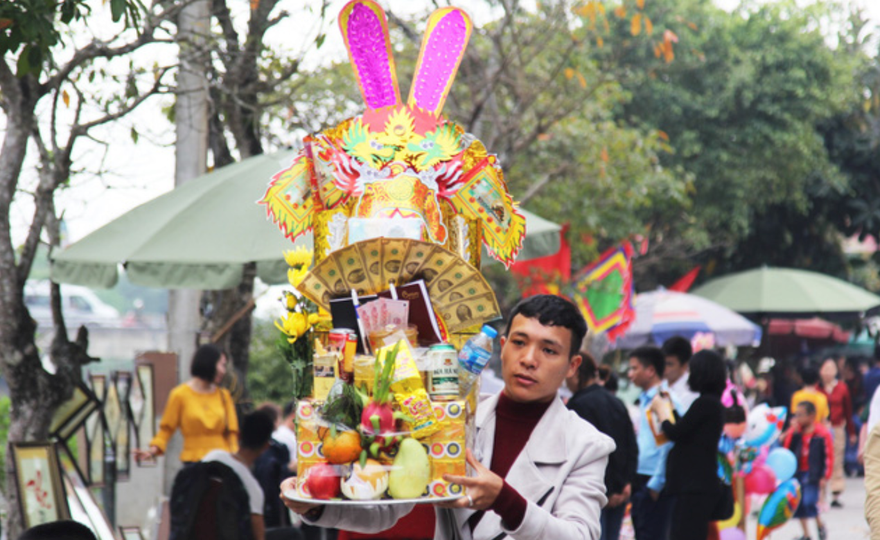 Hàng ngàn du khách dâng hương cầu bình an, phúc lộc tại đền ông Hoàng Mười