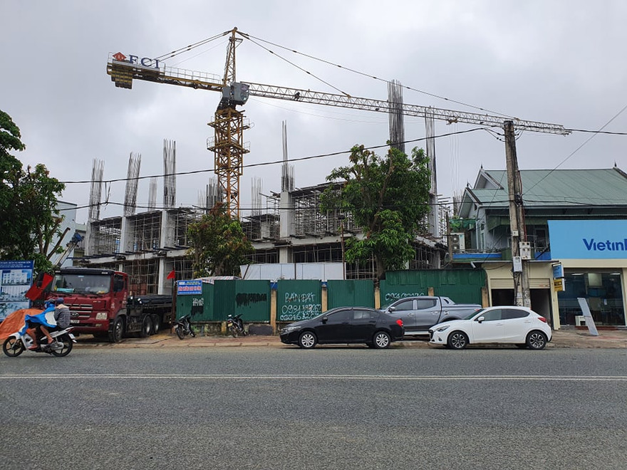 Cơ quan chức năng niêm phong cổng ra vào dự án và yêu cầu Cong ty Cp Tập Đoàn Hoành Sơn tháo dỡ cần trục tháp tại dự án.