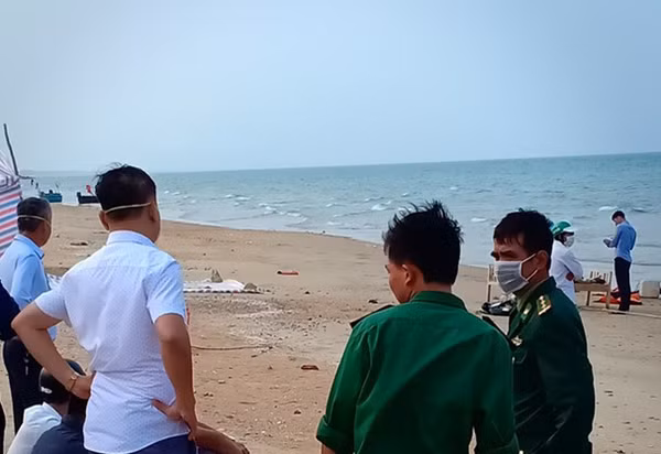 Tìm danh tính người đàn ông cổ đeo dây kim loại chết trên biển