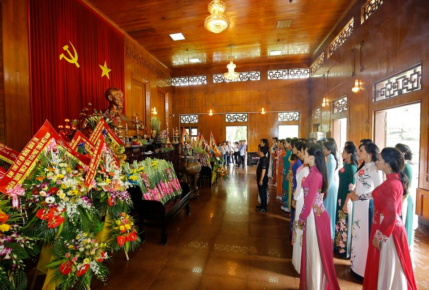 Thí sinh HHVN thành kính trước anh linh Người