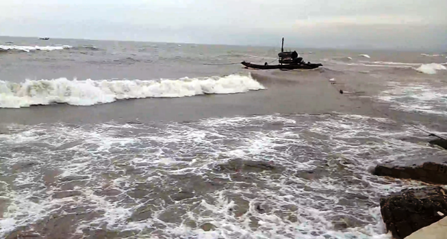 Đánh cá trên biển, cha mất tích, con chết thương tâm