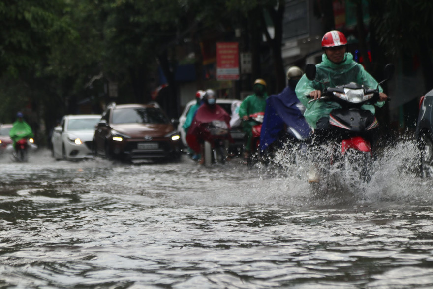Mưa lớn, nhiều tuyến đường ở thành phố Vinh ngập sâu