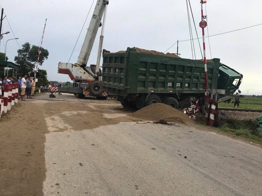 Tàu hỏa đâm văng xe ben khỏi đường ray khi cuộc 'giải cứu' bất thành