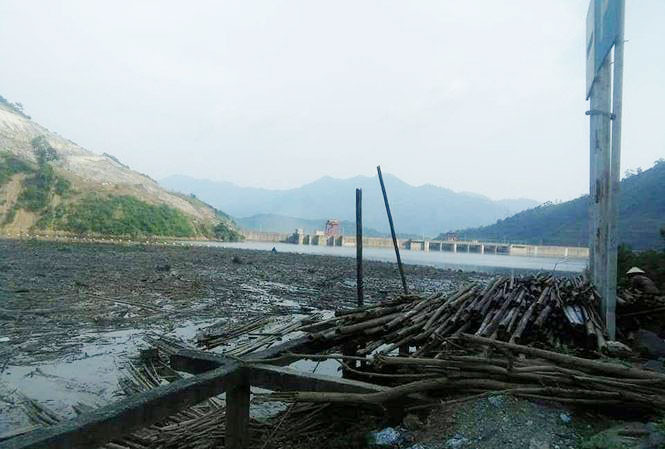 Thủy điện 'bác' công văn của sở, rác thải vẫn ứ đọng lòng hồ Bản Vẽ