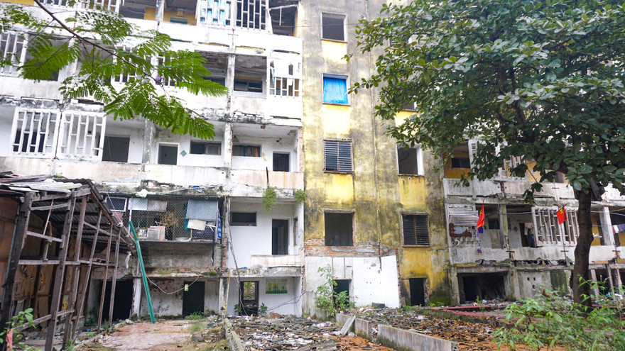 Cưỡng chế phá dỡ chung cư nứt toác gây nguy hiểm cho hàng ngàn cư dân