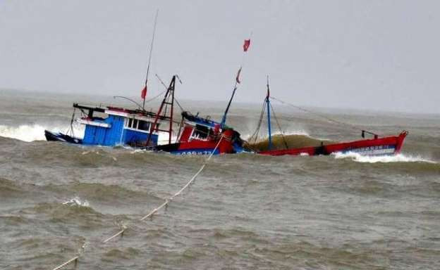 Tàu cá Nghệ An bị chìm trên biển Quảng Bình: Vợ khóc ngất gọi tên chồng