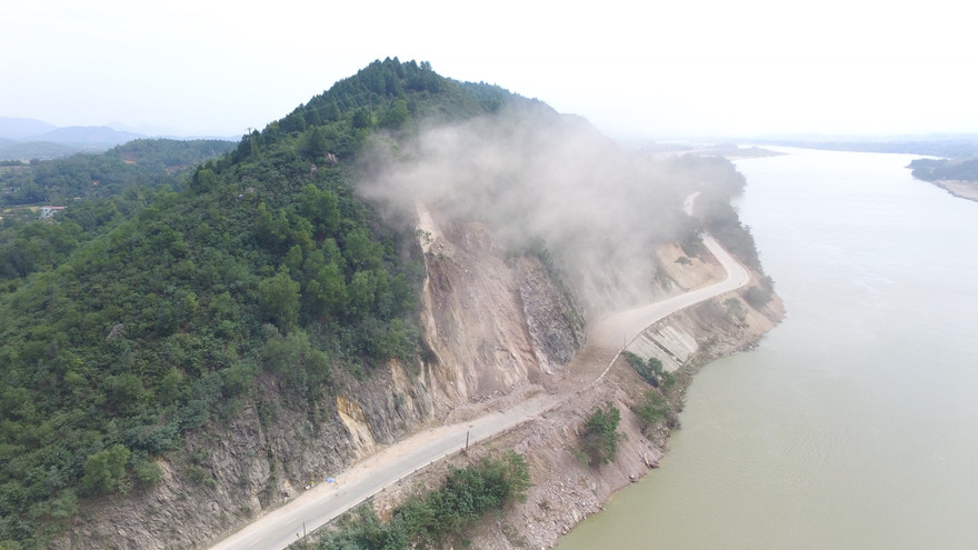 Nổ mìn phá đá thông tuyến trên quốc lộ 46