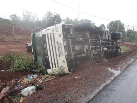 Lật xe tải trong công trình tại Lào, 7 người Việt thương vong