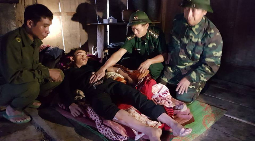 Dân phối hợp cùng bộ đội cứu thanh niên bị lũ cuốn trôi dưới suối