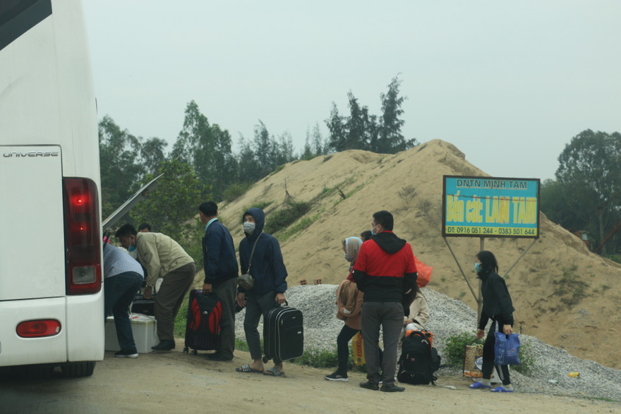 Sau tết, lao động Nghệ An hối hả đón xe vào Nam, ra Bắc