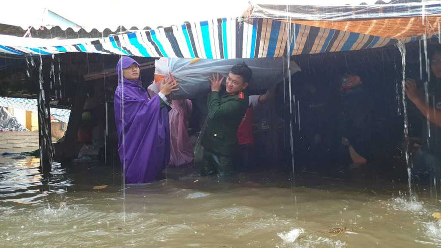 Công an đội mưa khuân hàng giúp tiểu thương chợ Vinh