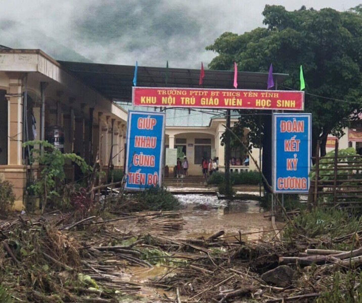 Thầy trò rẻo cao nhốn nháo tránh lũ quét trong đêm