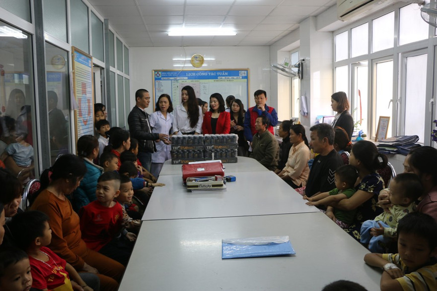 Người đẹp tài năng Đinh Phương Mỹ Duyên đến với bệnh nhi Nghệ An