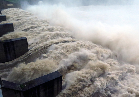 Nhà máy Thủy điện Chi Khê xả lũ trong đêm