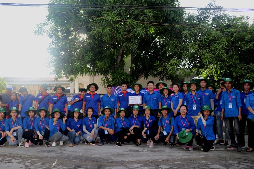 Những 'bông hồng' tình nguyện tiếp sức sỹ tử