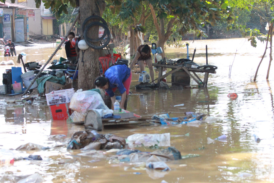 Video: Trận 'đại hồng thủy' biến vật dụng, tài sản của người dân thành rác thải