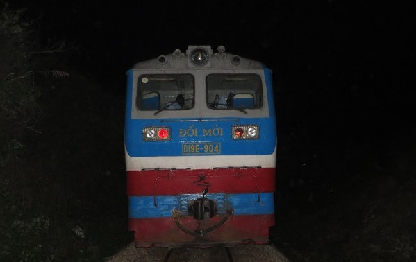 Băng qua đường sắt trong đêm, người đàn ông bị tàu hàng đâm nguy kịch