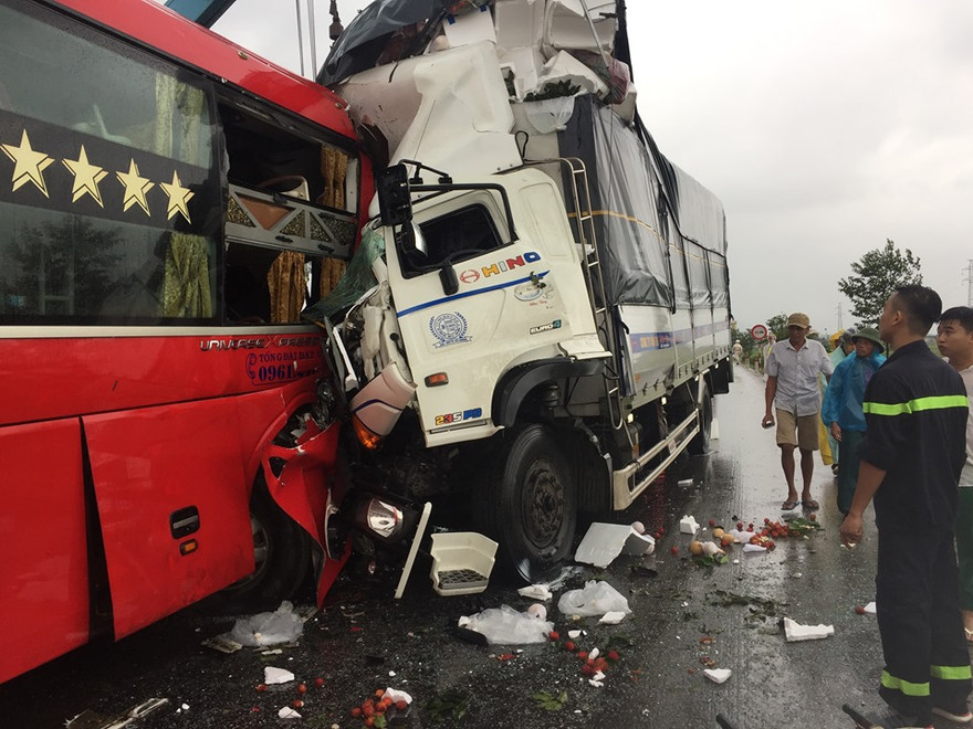 Xe khách đấu đầu xe tải khiến một người chết, hàng chục người bị thương