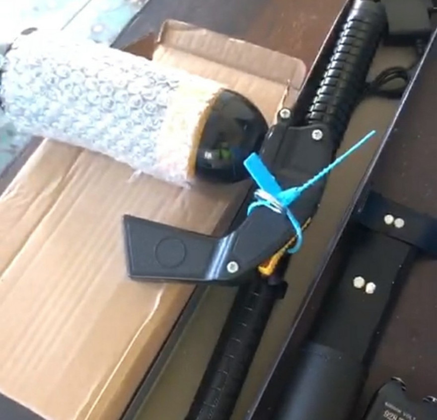 Cảnh sát thu giữ số lượng lớn dùi cui điện, bình xịt hơi cay trên xe khách