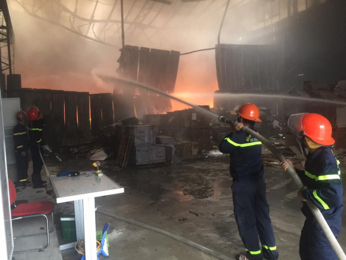 Lửa bùng phát dữ dội tại kho chứa hàng rộng 1.000m2