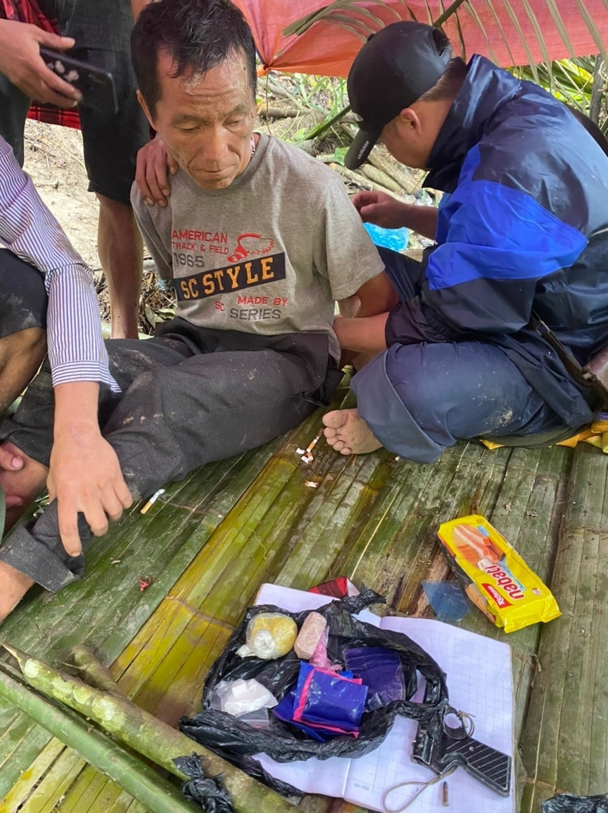 Mật phục trong rừng, bắt đối tượng buôn ma túy có vũ khí “nóng”
