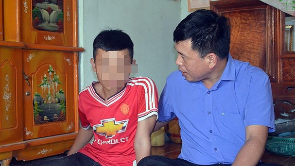 Trưởng phòng GD&ĐT huyện Quỳ Hợp tại nhà nam sinh lớp 9 Đinh X.H 