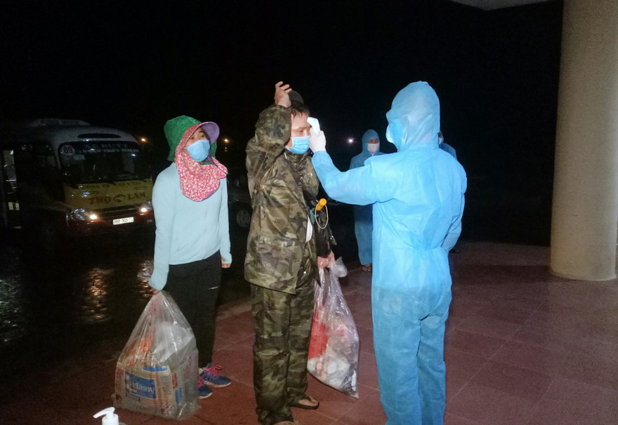 Trắng đêm đón công dân về nước tránh dịch COVID-19