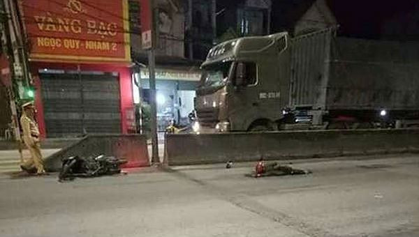 Người đàn ông bị xe tải đâm tử vong trên quốc lộ