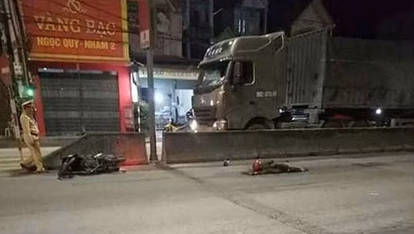 Người đàn ông bị xe tải đâm tử vong trên quốc lộ