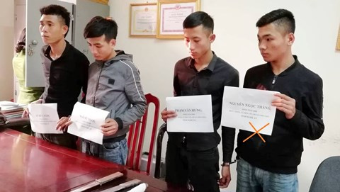 Bắt nhóm côn đồ dùng kiếm chém đứt gân tay cha trước mặt con