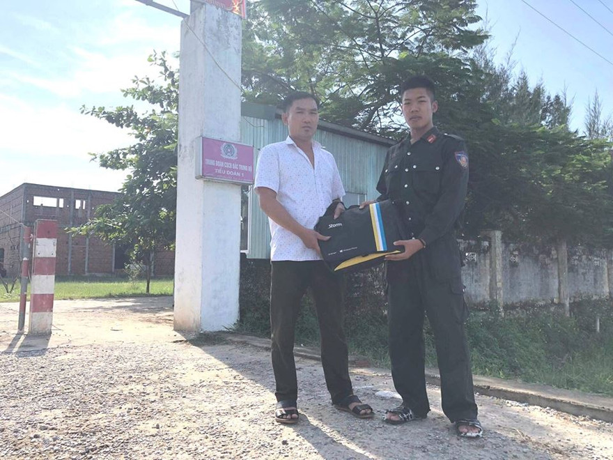 Chiến sỹ CSCĐ trả lại hơn 300 triệu đồng cho người đánh mất