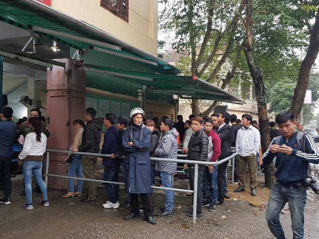 Đông nghịt người đội mưa đi làm hồ sơ xuất ngoại