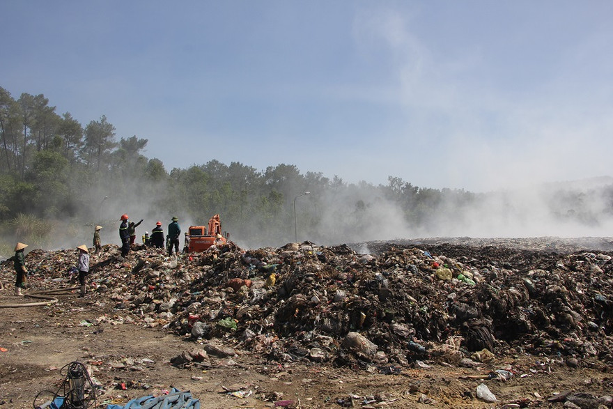 Cháy bãi rác, hàng chục người nhập viện
