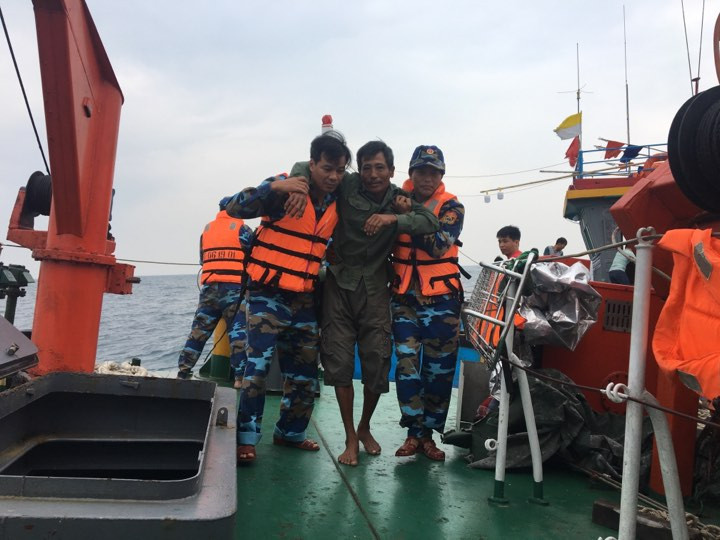 Hơn 20 giờ cứu nạn tàu cá gặp nạn trên biển