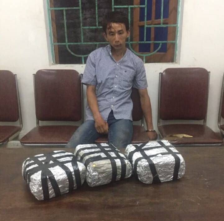 Ngồi uống ven đường, người đàn ông mang ba lô chứa ma túy bị bắt giữ