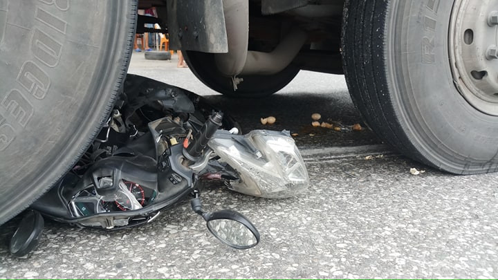 Xe máy bị xe tải cuốn vào gầm, 2 mẹ con tử vong thương tâm