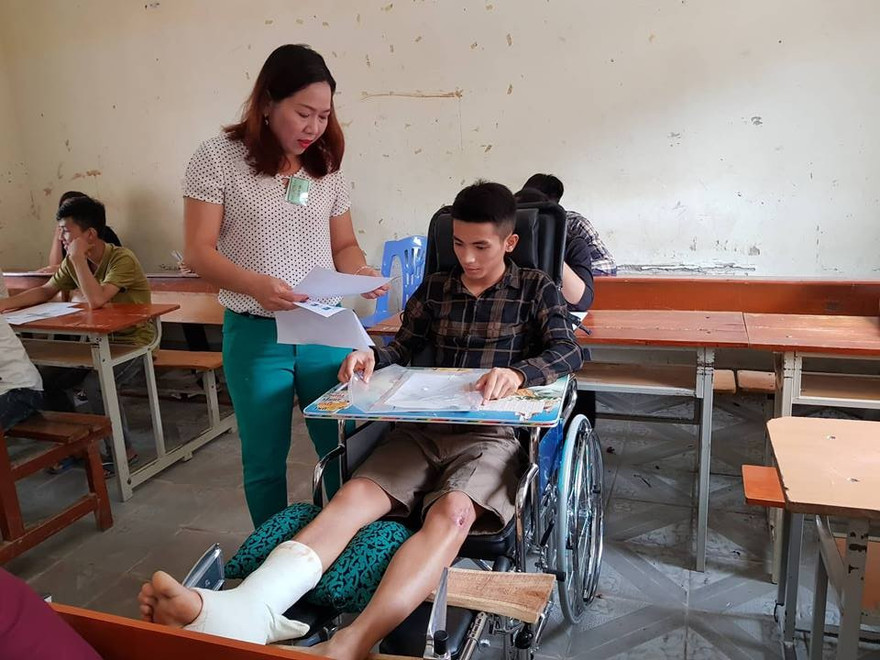 Thanh niên tình nguyện đồng hành cùng thí sinh 'đặc biệt'