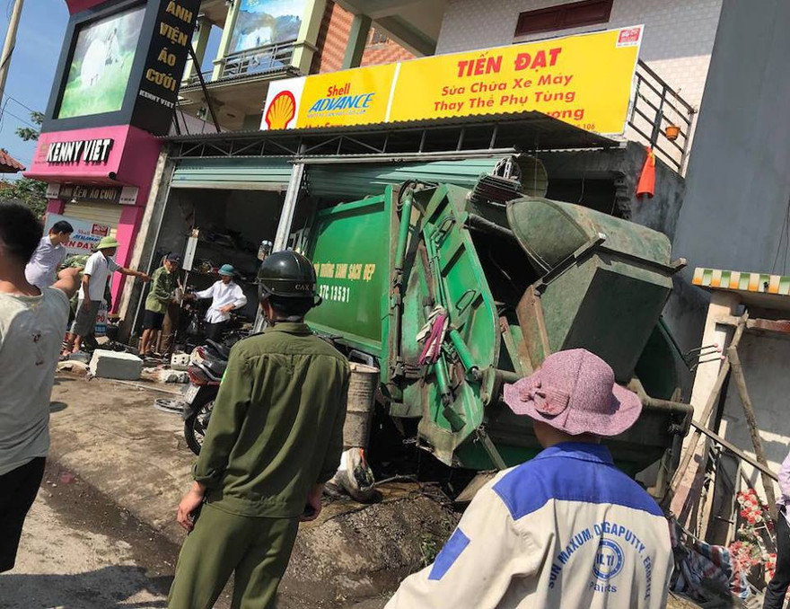 Nam thanh niên ngồi trong nhà bị xe rác lao vào tông gãy cột sống