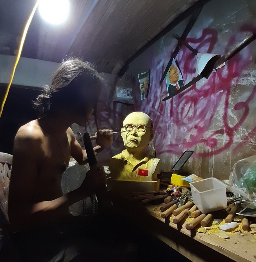 Chàng thợ mộc thức đêm làm món quà đặc biệt tặng HLV Park Hang Seo 