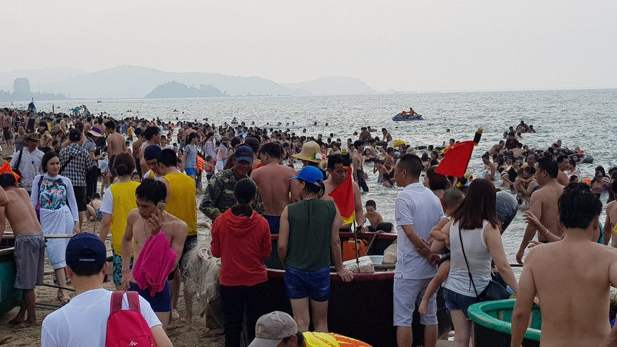 Hơn 2 vạn người trên bãi biển Cửa Lò, khách sạn 'cháy' phòng