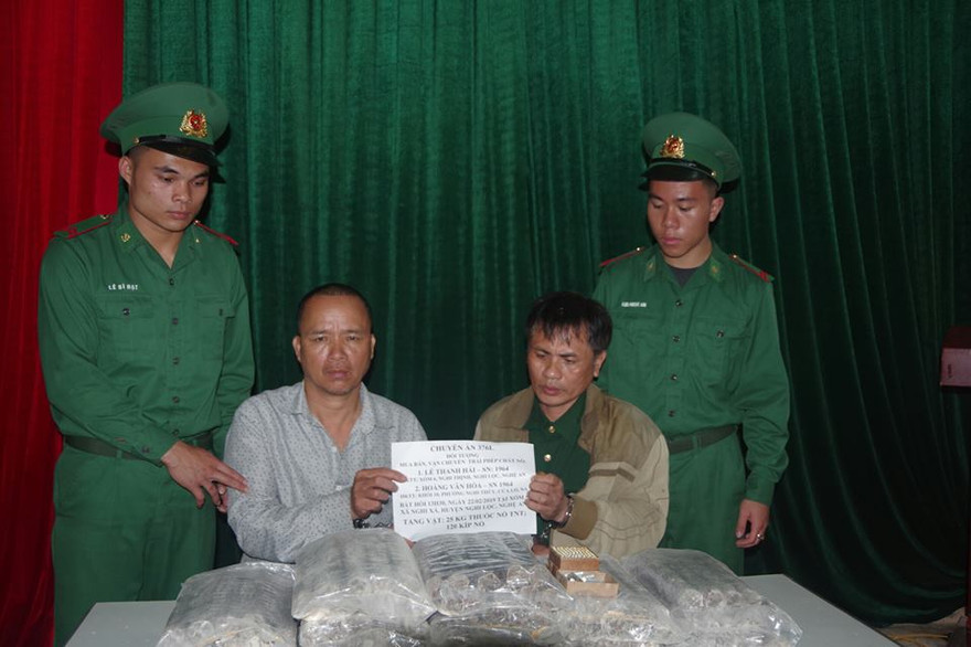 Bắt hai đối tượng vận chuyển 25kg thuốc nổ đi tiêu thụ