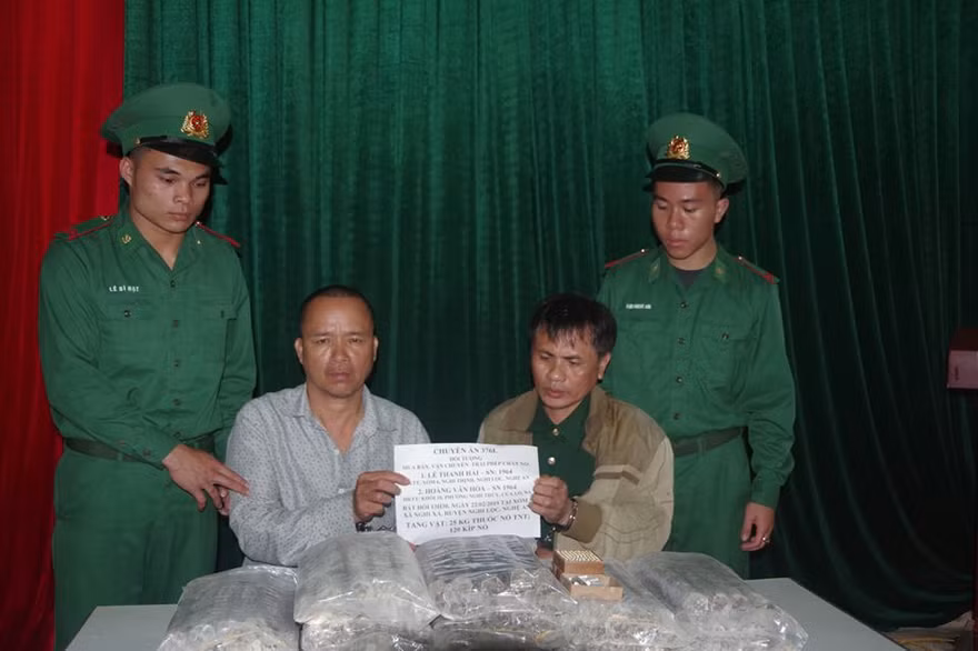 Bắt hai đối tượng vận chuyển 25kg thuốc nổ đi tiêu thụ