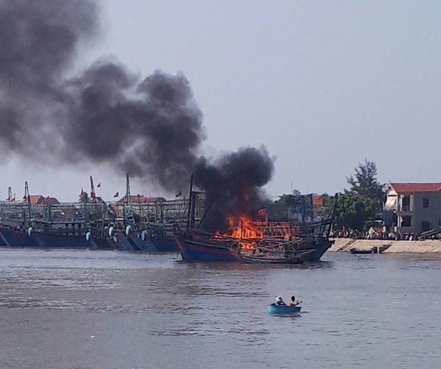 Tàu câu mực bốc cháy dữ dội nghi do chập điện