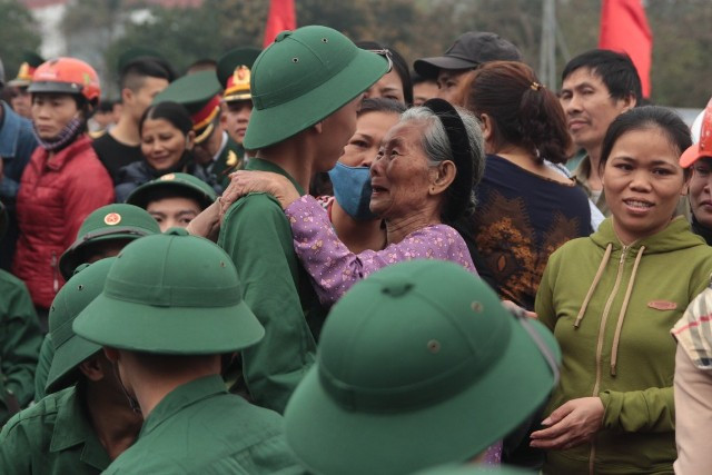 Xúc động giây phút tiễn tân binh lên đường tòng quân