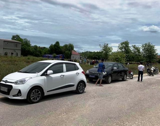 Lực lượng chức năng khám nghiệm hiện trường. Ảnh: Dân trí