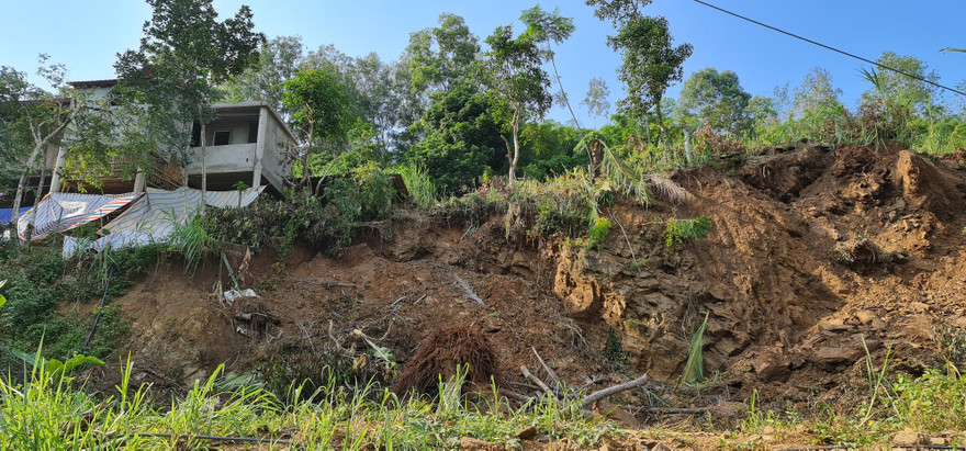 Sạt lở cả quả đồi ở Nghệ An, đe dọa tính mạng 60 người dân