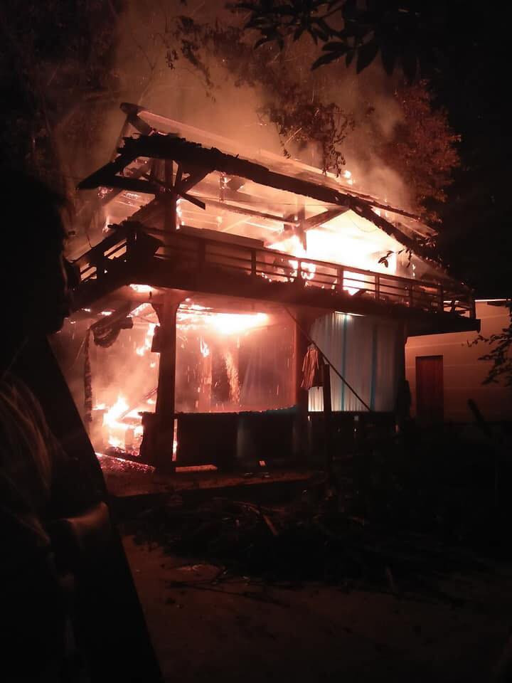 Bà bế 2 cháu chạy khỏi căn nhà gỗ cháy rực lửa