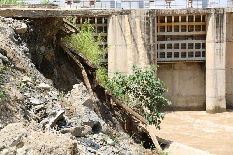 Sạt lở lớn cách chân đập thủy điện Nậm Mô khoảng 50m