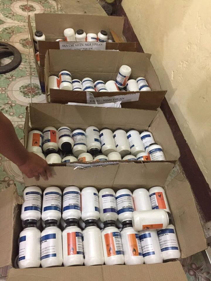 Bắt giữ xe khách vận chuyển 200 hộp tiền chất thuốc nổ 