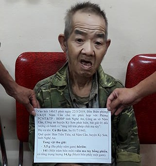 Cụ ông 76 tuổi vận chuyển ma túy tại biên giới